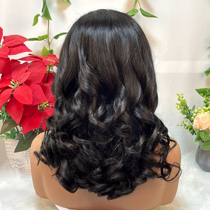 Perruque Lace Front Wig 13x4 en cheveux humains couleur naturelle ondulée 